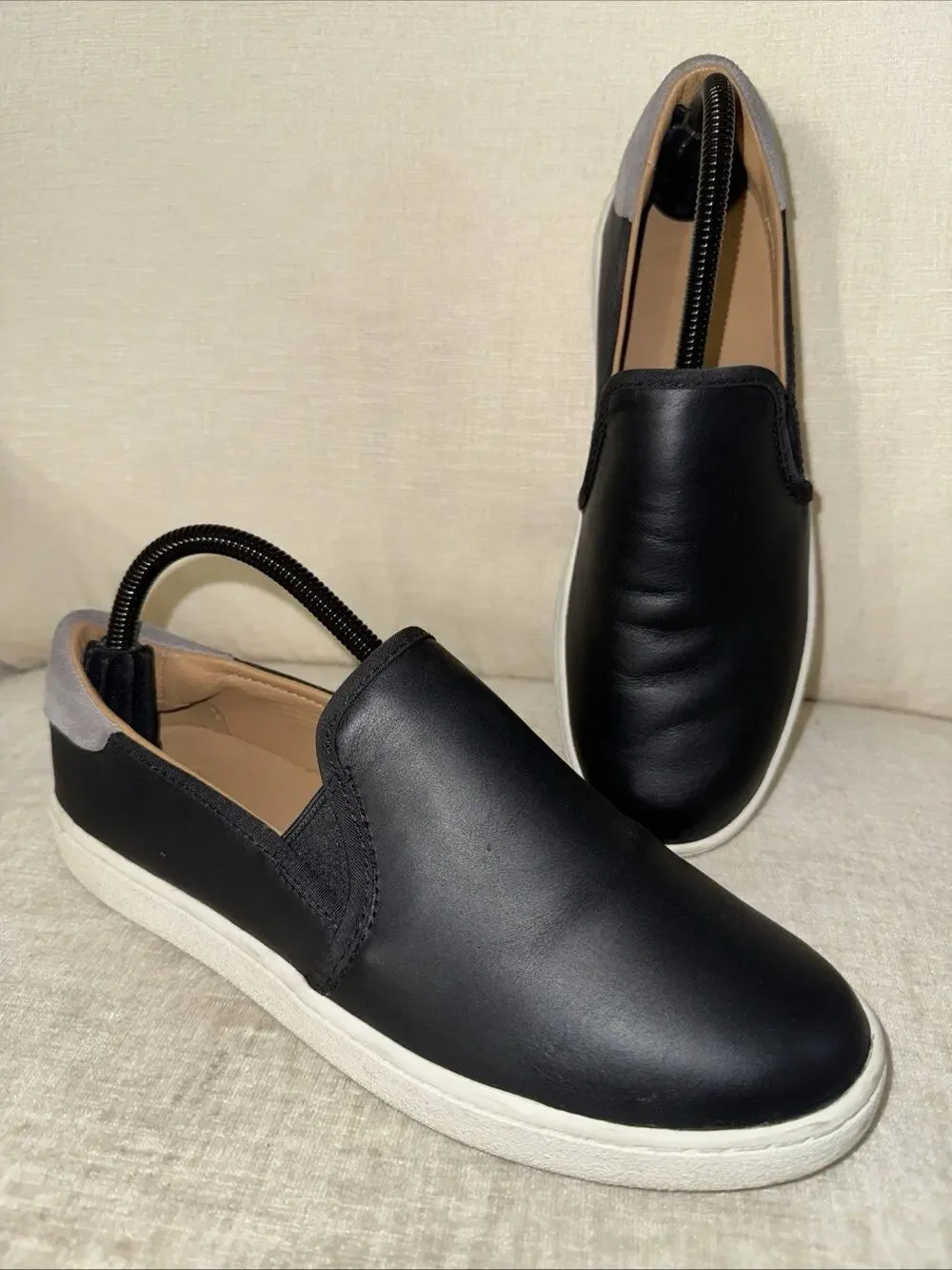 UGG Womens Cas 1019108 Black Leather Low Top Slip On Sneaker Shoes Size 8.5 EUC